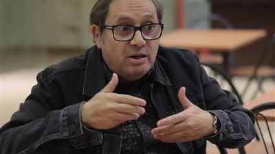 عادل عوض عن كليب تامر حسني: «صدمت.. صدمة قاسية وموجعة» (خاص)