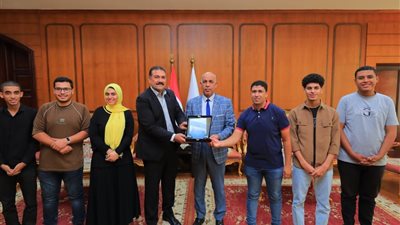 رئيس جامعة كفر الشيخ يكرِّم الطلاب الفائزين بالمركز الثاني في ريادة الأعمال