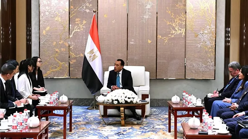 رئيس الوزراء: نسعى لإنتاج 10 ملايين متر مكعب من المياه المحلاة يوميا