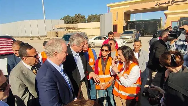 وصول الوفد الأمريكي من مجلس الشيوخ إلى مطار العريش لتفقد المساعدات الإنسانية