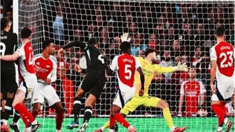 الدوري الإنجليزي.. ليفربول ينتزع الصدارة بفوز صعب أمام أرسنال 