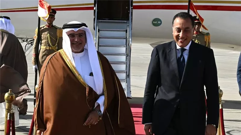 رئيس الوزراء يبحث مع ولي عهد البحرين سبل التعاون المشترك