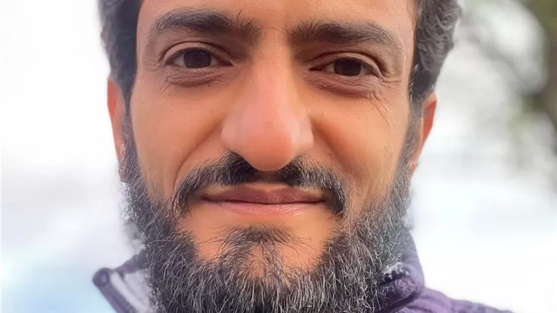 وائل غنيم يعلن حفظه عشرة أجزاء من القرآن الكريم ويشارك تجربته مع متابعيه
