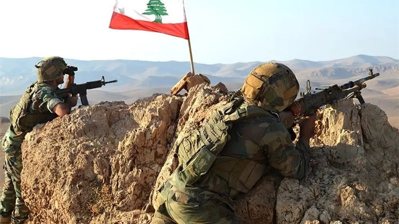 مراسلنا: الجيش اللبناني يتسلم سلاحًا وذخائر من مخيم عين الحلوة