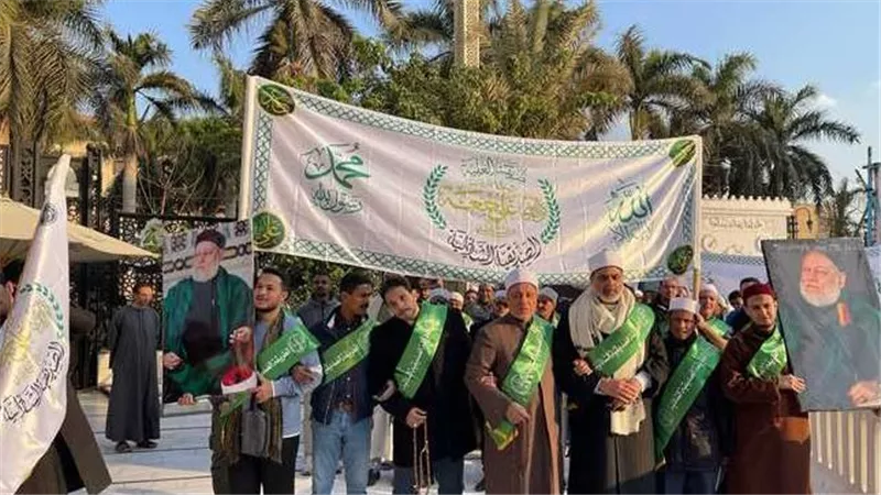 الآلاف يشاركون في موكب الطرق الصوفية باتجاه مسجد الحسين احتفالا بالمولد النبوي
