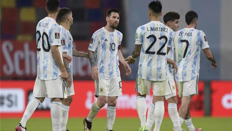 الأرجنتين تكتسح الجزائر بثلاثية ميسي في كأس العالم