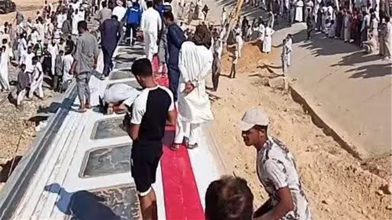 الصحة: 3 وفيات و54 مصابًا في حادث انقلاب قطار ركاب بمطروح