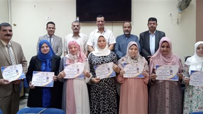 مدير تعليم سوهاج يكرم الفائزين في مسابقة 