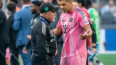 بسبب البصق في نهائي كأس الدوريات.. إيقاف لويس سواريز 9 مباريات 