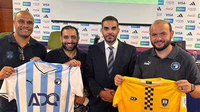كأس الإنتركونتيننتال.. بيراميدز وأوكلاند سيتي يتبادلان الهدايا التذكارية