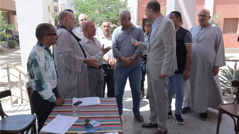 بسبب دفاتر العهدة.. محافظ سوهاج يحيل مسئول حكومي للتحقيق بالنيابة العامة الإدارية