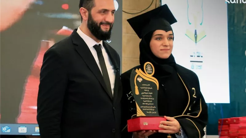 الرئيس السوري يقدم شهادة التخرج لزوجته في حفل دفعة 