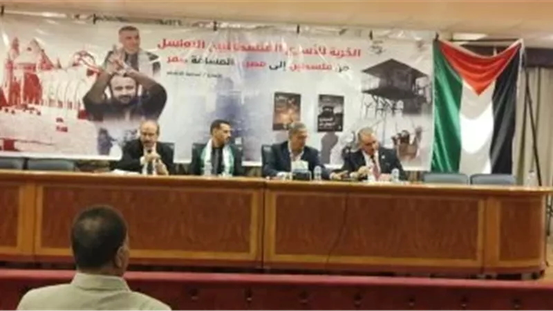 أستاذ علوم سياسية