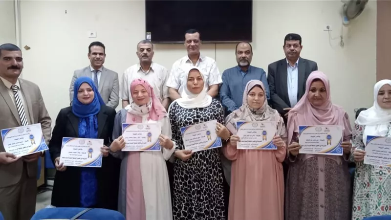 مدير تعليم سوهاج يكرم الفائزين في مسابقة 