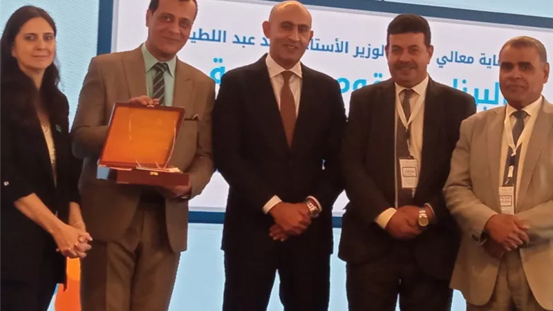 لتنمية مهارات القراءة والكتابة.. عبداللطيف يكرم مدير تعليم سوهاج.. ويعلن إنطلاق البرنامج القومي 