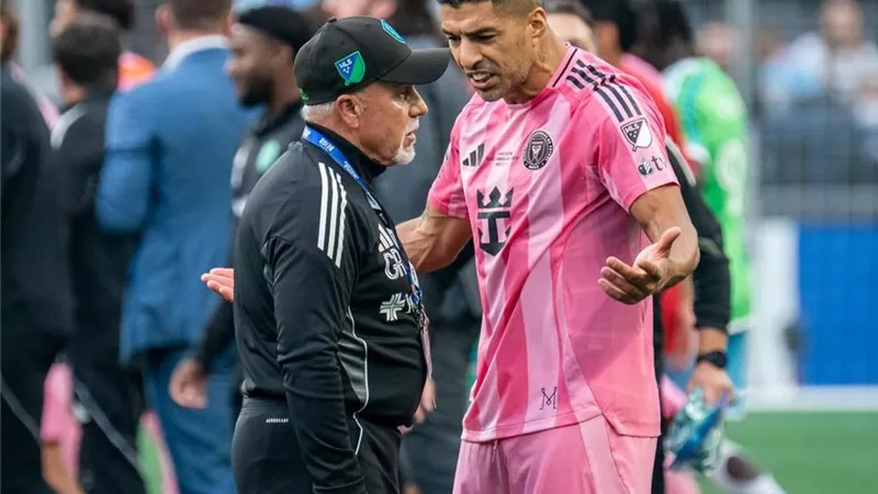 بسبب البصق في نهائي كأس الدوريات.. إيقاف لويس سواريز 9 مباريات 