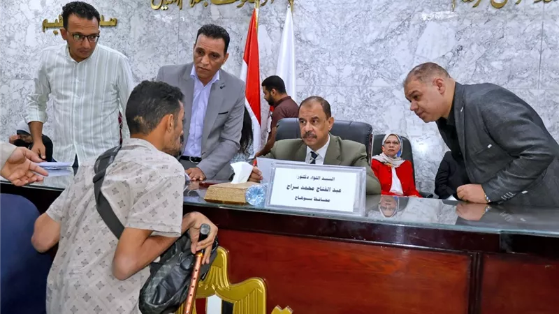 محافظ سوهاج يعقد لقاء جماهيريا موسعا لبحث شكاوى المواطنين