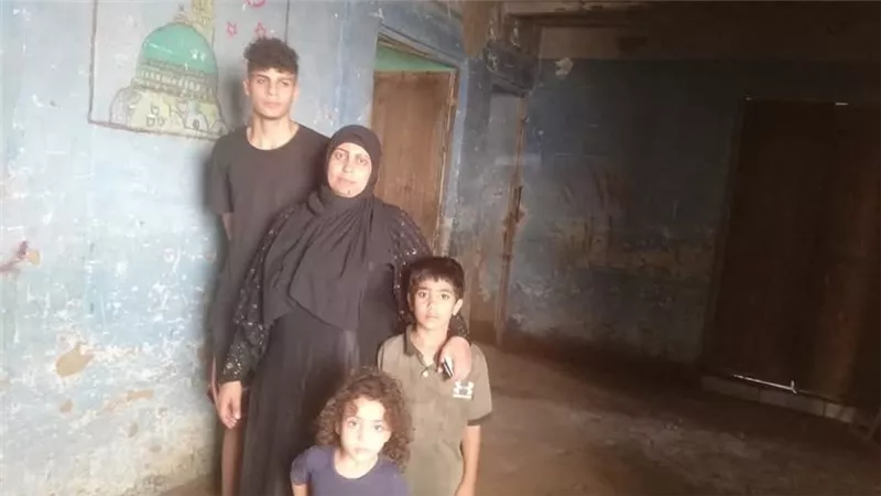 تفترش الأرض مع أطفالها الثلاثة.. قصة سيدة يبحث محافظ المنوفية أزمتها