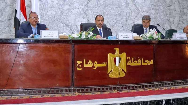 محافظ سوهاج يعقد اجتماعاً موسعاً لبحث موقف المشروعات الصغيرة والمتوسطة ومتناهية الصغر
