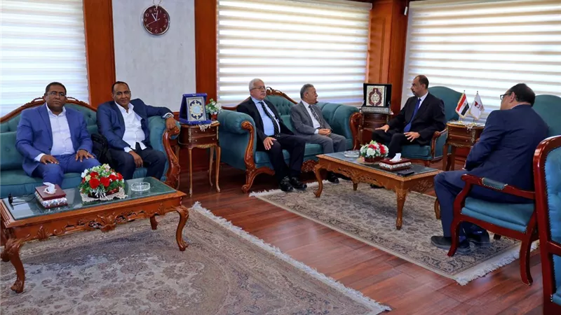 محافظ سوهاج يستقبل النقيب العام لأطباء مصر بالديوان العام