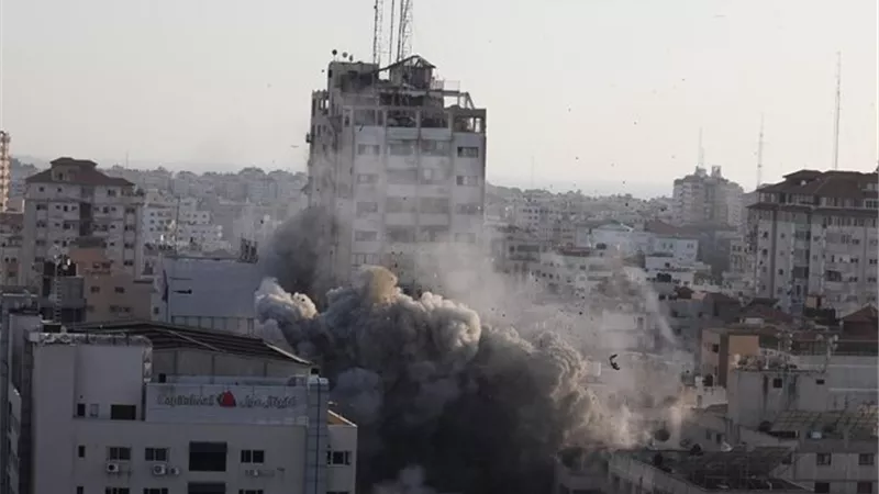 جيش الاحتلال يواصل استهداف الأبراج السكنية في قطاع غزة