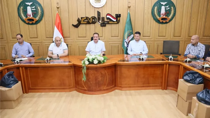 محافظ المنوفية يوزع مساعدات مالية وعينية لـ55 حالة إنسانية بقيمة نصف مليون جنيه