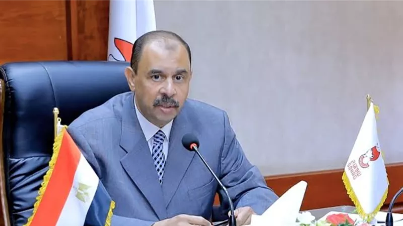 توقيع عقود تأجير وحدتي إنتاج الملابس وتصنيع الورق بمجمع عرب بني واصل الصناعي بسوهاج