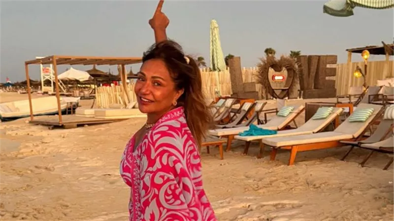 ليلى علوي تخطف الأنظار بإطلالة صيفية.. وتبدأ تصوير «ابن مين فيهم»