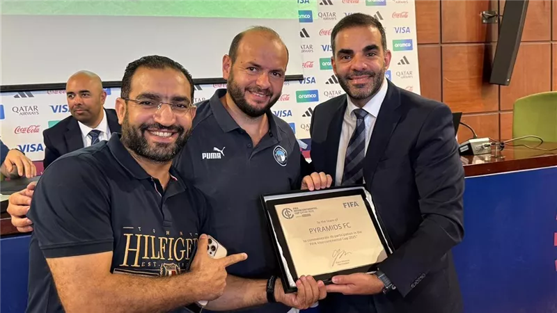 بيراميدز يتسلم شهادة المشاركة في كأس الإنتركونتيننتال من 