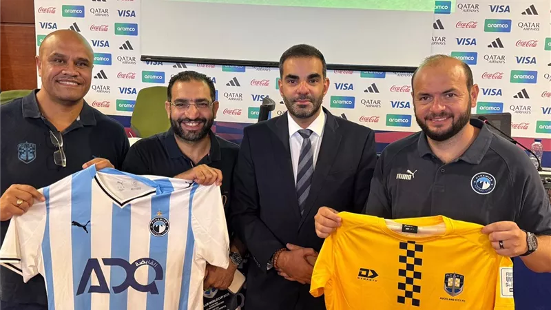 كأس الإنتركونتيننتال.. بيراميدز وأوكلاند سيتي يتبادلان الهدايا التذكارية