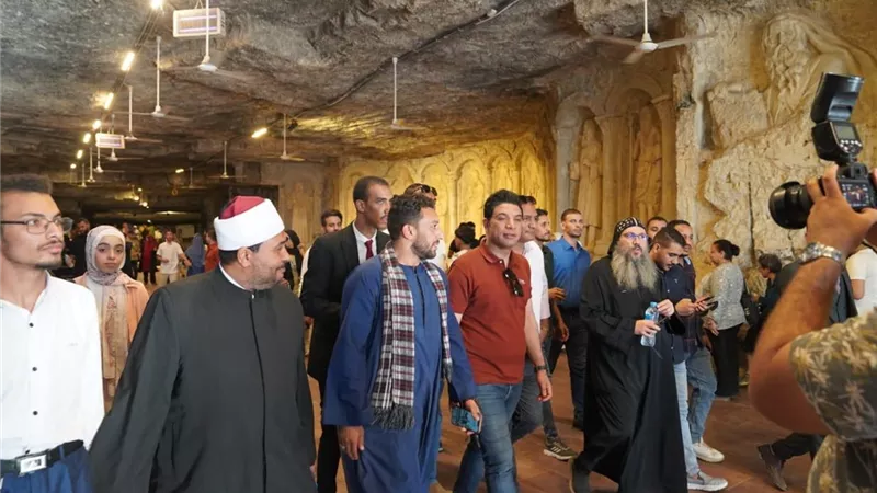 بالصور.. نائب محافظ سوهاج يرافق 300 شاب وفتاة في زيارة لأعرق الأديرة القبطية بالسوجاق