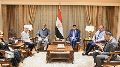 وزير الرياضة يبحث مع رئيس الاتحاد الدولي للإسكواش إنشاء أول أكاديمية عالمية بمصر