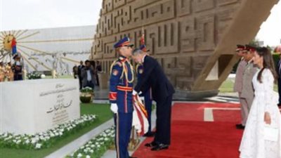 العاهل الإسباني والملكة ليتيزيا يضعان إكليل زهور على قبر الجندي المجهول والسادات
