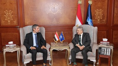 الفريق أسامة ربيع يبحث مستجدات و تطورات العمل بشركة آنتيبوليوشن إيچبت