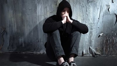 أبراج تحب العزلة.. 5 أبراج بيقعدوا على جنب وبيكرهوا التجمعات 