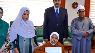 بتفوقها وإرادتها.. آية مهني الأولى على سوهاج في الإعدادية الأزهرية للمكفوفين