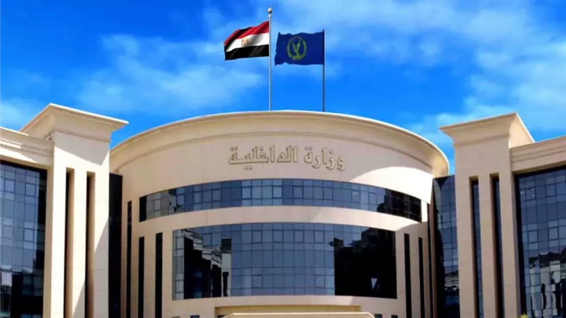 خلاف مالي وراء اعتداء رجل على سيدة بالجيزة.. والأمن يضبط المتهم