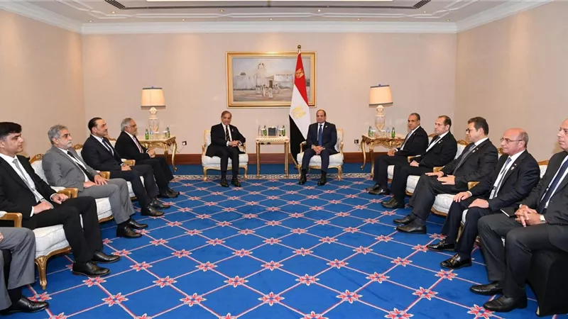 السيسى لرئيس وزراء باكستان: مصر أول من حذر من تداعيات الحرب على غزة
