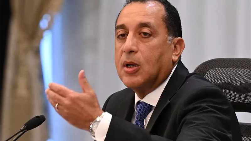متابعة المشروعات والاستثمارات وتوفير السلع ضمن الاجتماع الأسبوعي للحكومة
