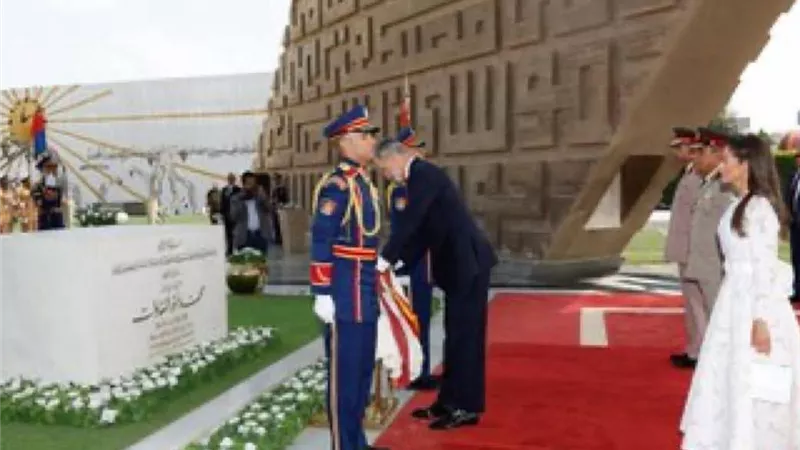 العاهل الإسباني والملكة ليتيزيا يضعان إكليل زهور على قبر الجندي المجهول والسادات