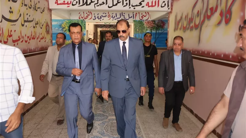 بالصور.. محافظ سوهاج يتفقد استعدادات المدارس بحي شرق وأخميم والكوثر 