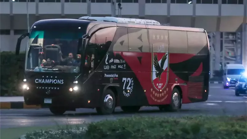 استعدادًا لقمة الدوري.. الأهلي يتجه إلى استاد القاهرة لمواجهة سيراميكا
