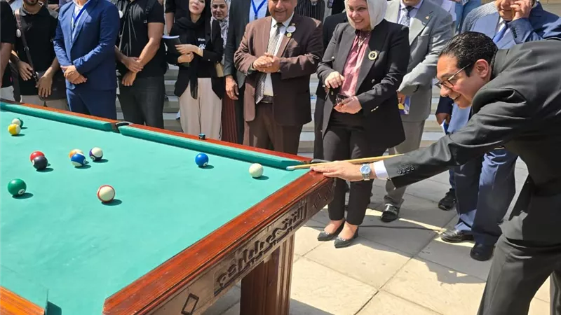 رئيس جامعة القاهرة يفتتح العام الدراسي بمباراة بلياردو مع الطلاب