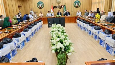 بقيمة نصف مليون جنيه.. محافظ المنوفية يسلم مساعدات مالية وعينية للحالات إنسانية 