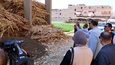 محافظ سوهاج يحيل مسؤولين من قطاعي الصحة والتعليم للتحقيق خلال جولة مفاجئة في قرى مركز أخميم