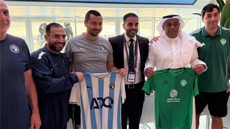 بيراميدز والأهلي السعودي يتبادلان الهدايا قبل قمة كأس الإنتركونتيننتال