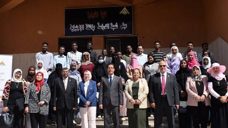 رئيس جامعة بنها يلتقي