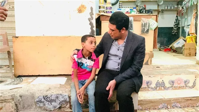 لفتة إنسانية.. نائب محافظ سوهاج يستجيب فورًا لمناشدة الطفل 