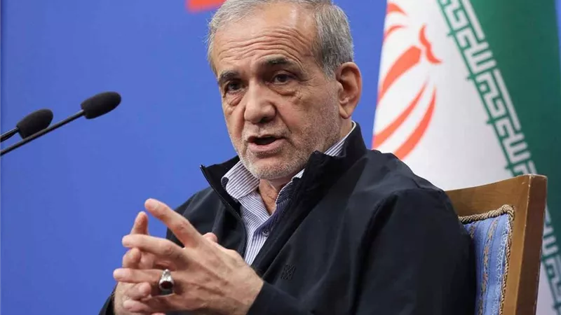 الرئيس الإيراني يحذر: استمرار هجمات الاحتلال يقوض فرص إنهاء الحرب