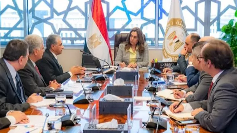 وزيرة التنمية المحلية تبحث سبل التعاون المشترك مع المدير التنفيذي لمركز البيئة 